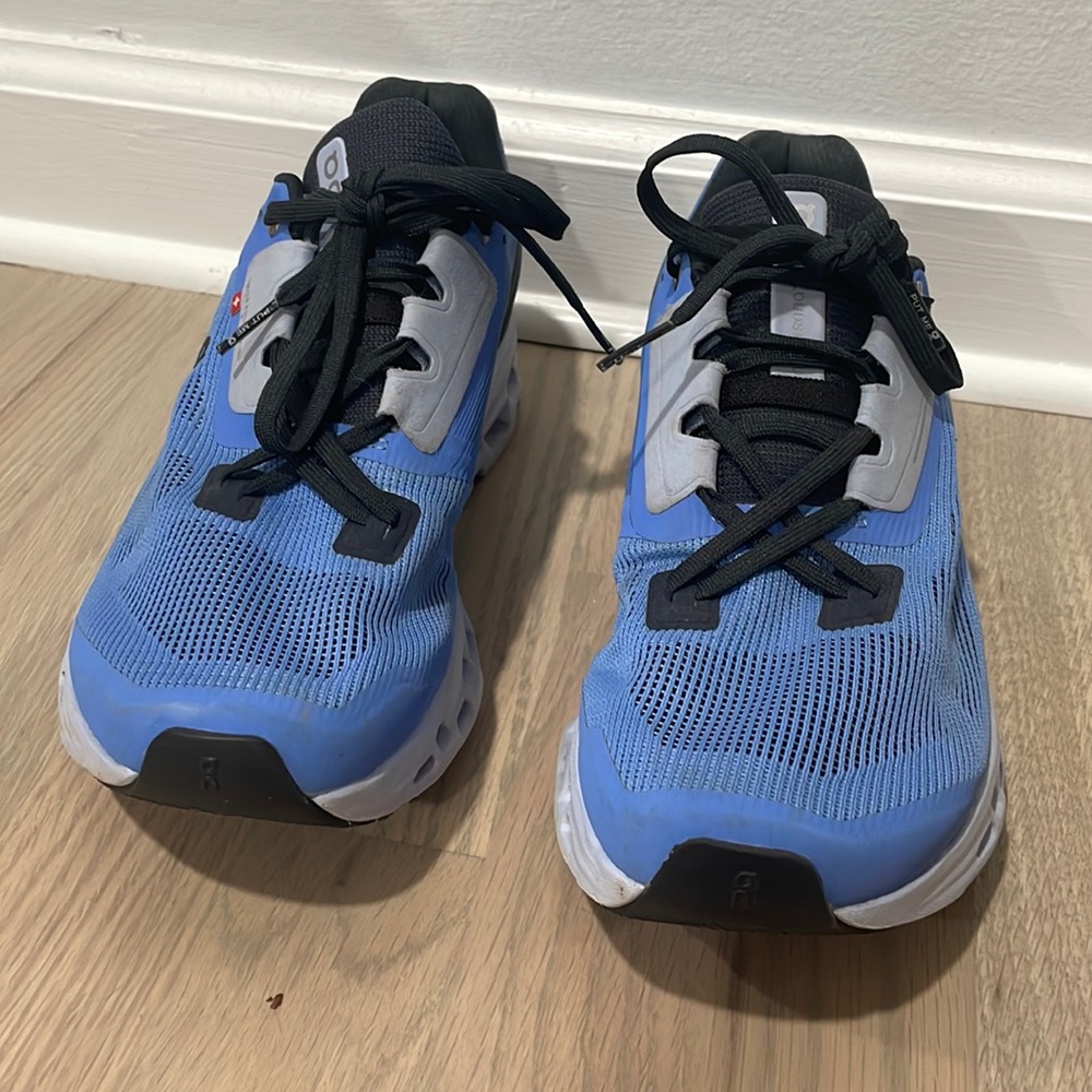 OnCloud running shoes womens 8